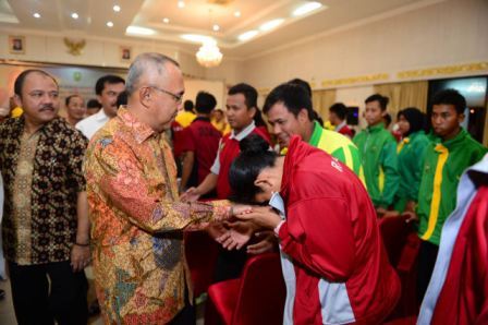 Gubernur Riau menyalami para atlet dalam pemberian bonus atlet berprestasi